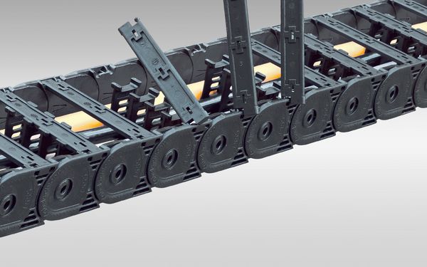 Lightweight plastic cable carriers for high-speed industrial automation and cleanroom applications