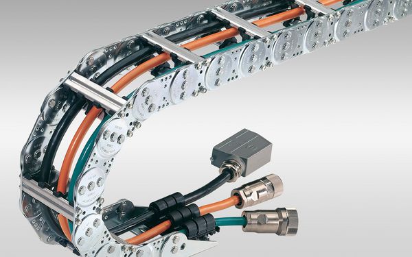 Heavy-duty steel cable carriers for extreme loads and harsh industrial environments